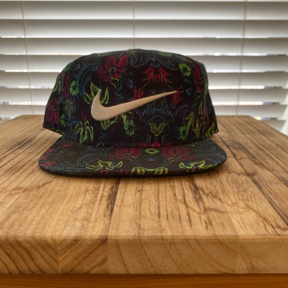 NWOT Nike floral SnapBack - Picture 1 of 4